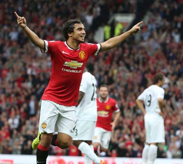 Rafael không nằm trong kế hoạch của M.U mùa này, bởi HLV Van Gaal ưa sử dụng sơ đồ chiến thuật với 3 trung vệ (3-5-2). Chỉ khi chiến lược gia người Hà Lan chuyển sang 4-4-2, ngôi sao người Brazil mới được gọi đến và ngay lập tức anh ghi dấu ấn bằng những pha lên công về thủ thuyết phục. Rafael truy cản thành công 5 pha lên bóng của QPR, tỷ lệ chuyền bóng chính xác đạt 88% và 1 lần mở ra cơ hội cho đồng đội ghi bàn.