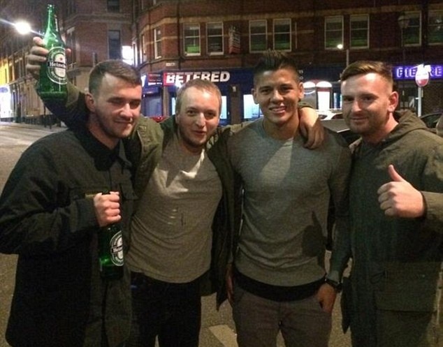 Fan mung ron vi duoc gap tan binh M.U sau chien thang hinh anh