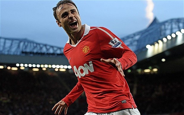 Berbatov gia nhập M.U năm 2008 từ Tottenham với giá 30,75 triệu bảng. Trong 3 năm đầu, chân sút người Bulgaria chơi khá ấn tượng và giúp Quỷ đỏ giành tới 6 danh hiệu. Tuy nhiên, ở mùa cuối cùng, lão tướng 33 tuổi thi đấu mờ nhạt nên bị đẩy sang Fulham. Tháng 1/2014, Berbatov chuyển sang khoác áo Monaco và thi đấu rất ấn tượng ở CLB này khi ghi 11 bàn sau 19 lần ra sân. 
