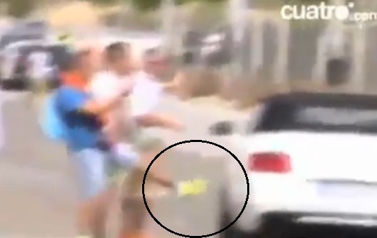 Fan Real co gang dap vao chiec sieu xe cua Bale hinh anh