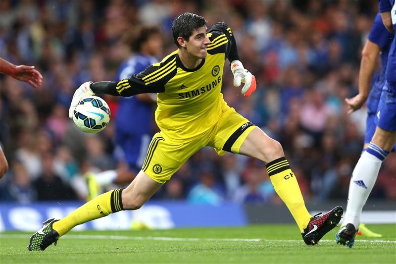 Courtois vào lưới nhặt bóng tới 6 lần sau 4 trận đầu tiên tại Premier League. Tuy nhiên, thủ môn trẻ người Bỉ vẫn được giới chuyên môn đánh giá rất cao. Thậm chí, đàn anh Petr Cech còn phải thừa nhận không thấy tiếc nuối khi bắt bị cho Courtois. Sau khi ký vào bản hợp đồng mới có thời hạn 5 năm, cựu sao Atletico càng có thêm động lực để cống hiến cho The Blues.