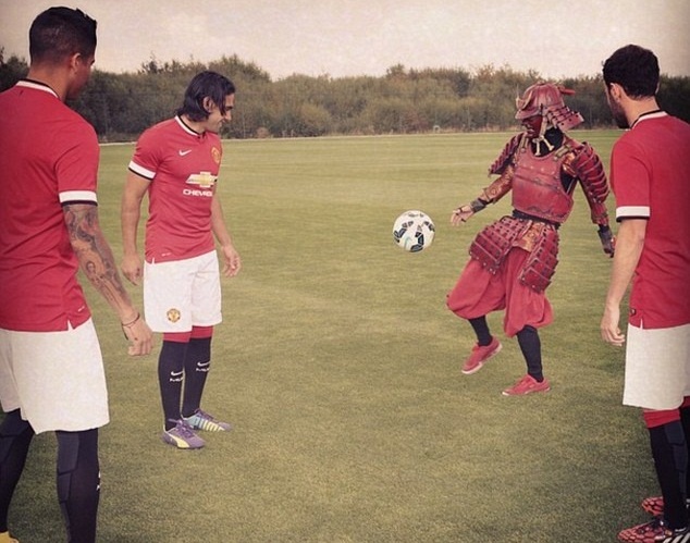 Chien binh Samurai tro tai tang bong voi Falcao, Mata, Rojo hinh anh