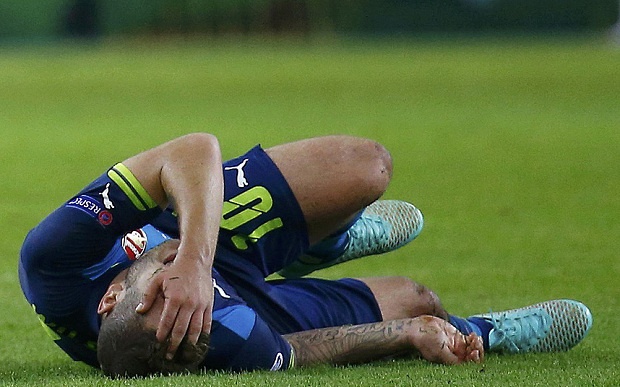 Wilshere bị lật cổ chân trong trận đấu với Dortmund.