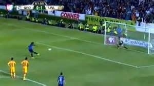 Ronaldinho sut hong penalty trong ngay ra mat CLB moi hinh anh