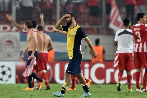 Thất bại trước Olympiakos tại Champions League khiến Atletico tụt hạng thảm hại từ vị trí thứ 3 xuống thứ 9. Tuy nhiên, có lẽ fan Los Rojiblancos có lẽ chẳng buồn về điều đó, bởi thực tế đội quân của HLV Simeone đang sở hữu phong độ ấn tượng tại giải năm nay, trong đó có 2 chiến thắng trước đối thủ cực mạnh là Real Madrid (1 tại Siêu cúp, 1 tại La Liga).