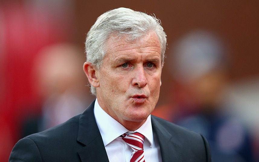 Mark Hughes lần đầu tiên trở lại Loftus Road kể từ khi ông bị QPR sa thải vào tháng 11/2012. Có lẽ chẳng fan QPR nào chào đón chiến lược gia 50 tuổi, bởi ông bị xem là nguyên nhân khiến đội bóng bị giáng hạng vào cuối mùa giải 2012/13 sau 13 trận không thắng liên tiếp.