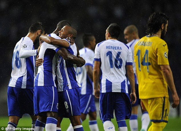 Sau ba chiến thắng liên tiếp trước Pacos Ferreira, Lille và Moreirense, Porto bất ngờ chịu cú vấp khi bị Vitoria Guimaraes kìm chân với tỷ số 1-1. Tuy vậy, Porto nhanh chóng nối lại mạch chiến thắng khi vùi dập BATE Borisov với tỷ số 6-0 tại Champions League. Nhờ đó, gã khổng lồ của bóng đá Bồ Đào nha vươn từ vị trí thứ 9 lên thứ 4 trong danh sách 10 CLB xuất sắc nhất châu Âu.
