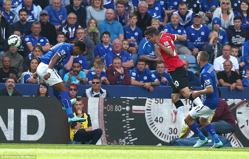 Dù nhập cuộc không thực sự tốt nhưng M.U lại có bàn thắng dẫn trước ở phút 13. Sau đường chuyền như đặt của Falcao, Van Persie đánh đầu tung lưới Schmeichel mở tỷ số của trận đấu.