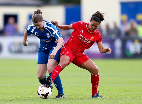 Hai sieu pham tu giua san trong mot tran bong da nu hinh anh