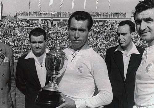 Trong 5 năm khoác áo Celta Vigo (1943-1948), Pahino khai hỏa 56 lần/80 trận. Sau khi chuyển sang khoác áo Real năm 1948, ông chơi ấn tượng hơn khi ghi 108 bàn/124 trận. Trong 3 năm cuối sự nghiệp, ông vẫn duy trì được khả năng săn bàn đáng sợ tại Deportivo với 46 bàn/72 trận. Trung bình mỗi trận, cố tiền đạo sinh năm 1923 ghi 0,76 bàn.