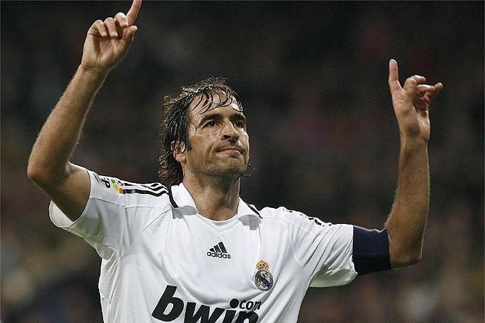 Trước khi chuyển sang đầu quân cho Schalke năm 2010, Raul có tới 16 năm cống hiến cho Real, Chúa Nhẫn ghi tới 228 bàn. Tuy nhiên, để đạt được thành tích trên, cựu tuyển thủ Tây Ban Nha đã cần tới 550 trận. Do vậy, hiệu suất ghi bàn của Raul không thực sự thuyết phục, chỉ là 0,41 bàn/trận.