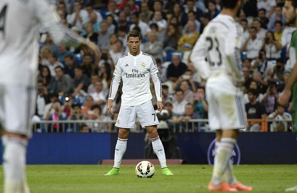 Nếu thủ thành Manu không cảnh giác, CR7 đã hoàn tất cú hat-trick ngay trong hiệp 1 sau cú sút phạt đẳng cấpở phút 37.