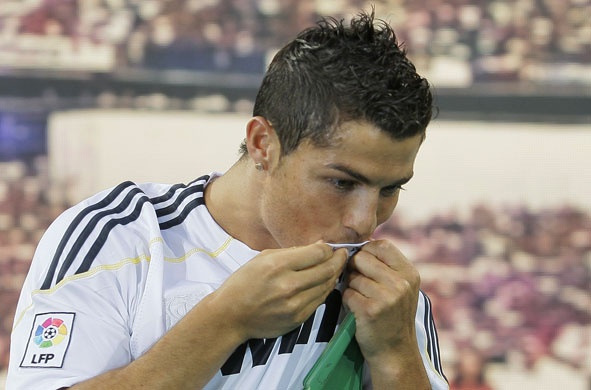 Ronaldo bat ngo doi nuoc lanh vao tham vong cua M.U hinh anh