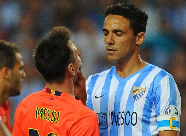 Messi bi doi thu bop ma trong tran hoa that vong cua Barca hinh anh