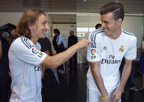 Gareth Bale sut bong trung mat Luka Modric hinh anh