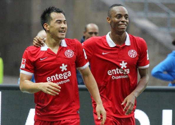 Okazaki đang nổi lên là một trong những ngôi sao sáng nhất tại Bundesliga mùa này. Sau khi mở tỷ số góp phần vào chiến thắng 2-0 trước Dortmund, chân sút người Nhật tiếp tục tỏa sáng với cú đúp, giúp Mainz rời sân của Frankfurt với 1 điểm trong tay. Hiện Okazaki đang dẫn đầu danh sách Vua phá lưới Bundesliga với 5 pha lập công.