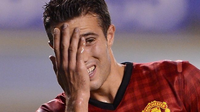 Van Persie cảm thấy tương lai của mình tại Old Trafford bị đe dọa sau sự xuất hiện của Falcao.