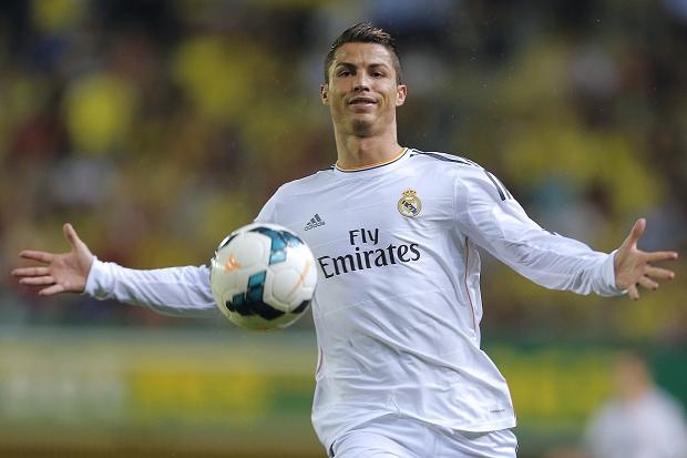 Ronaldo thoai mai dut diem nang ty so len 2-0 cho Real hinh anh