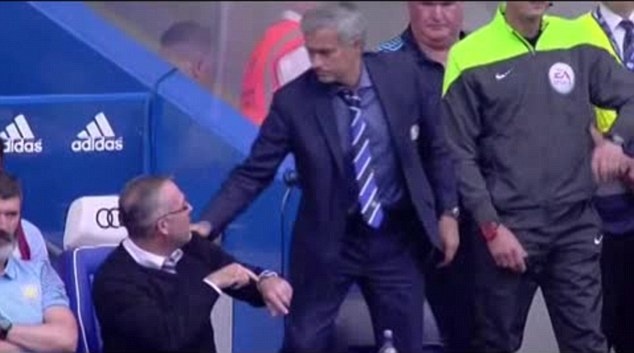 Mourinho be mat vi xem thuong ban huan luyen Aston Villa hinh anh