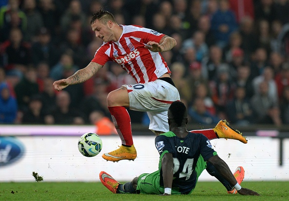 Ket qua dem 29/9: Stoke day Newcastle sau vao khung hoang hinh anh