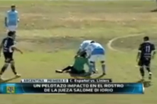 Nu trong tai linh tron cu da sam set vao mat hinh anh