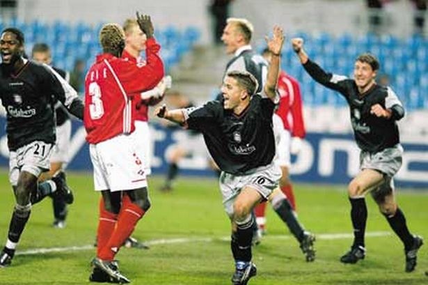 Michael Owen lap hat-trick vao luoi Spartak Moscow hinh anh