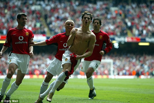 Ronaldo se thi dau tai Old Trafford vao thang toi hinh anh