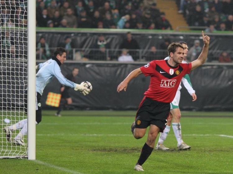 Michael Owen lap hat-trick vao luoi Wolfsburg hinh anh