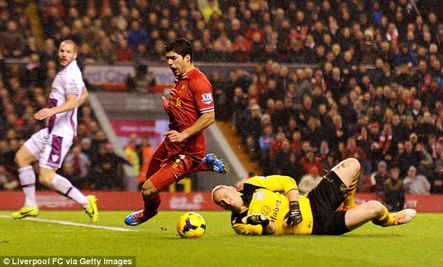 Suarez gio tro an va kiem penalty cho Liverpool hinh anh