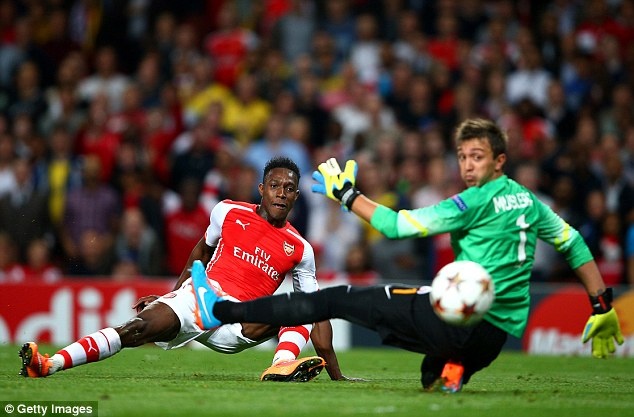 'Welbeck co the tro thanh huyen thoai cua Arsenal' hinh anh