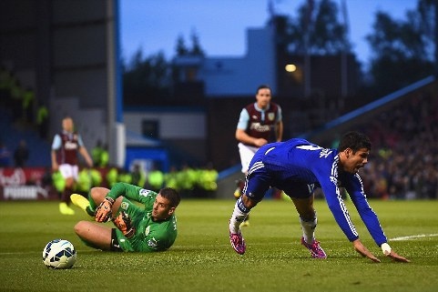 Diego Costa an va trong tran gap Burnley hinh anh