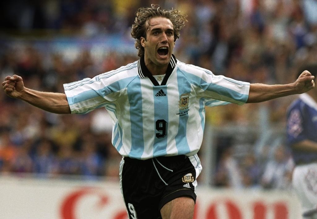 Sau 17 năm thi đấu chuyên nghiệp (1988-2005), huyền thoại của CLB Fiorentina ghi 300 bàn sau 516 trận ở cấp CLB. Trong màu áo đội tuyển quốc gia Argentina, tiền đạo có biệt danh Batigol ghi 56 bàn sau 78 lần ra sân. Tỷ lệ ghi bàn mỗi trận của Batistuta là 0,599.