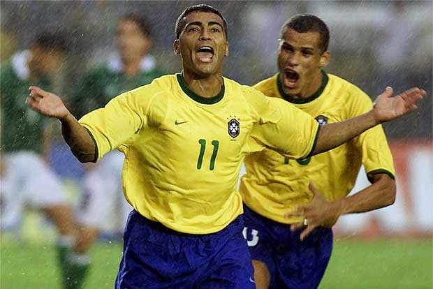 Sau 24 năm gắn bó với sự nghiệp quần đùi áo số (từ 1985 đến 2009), Romario trải qua rất nhiều CLB trong đó có những đội bóng danh tiếng như Barcelona và Barcelona, ghi 743 bàn sau 956 trận. Trong màu áo ĐTQG Brazil, Quỷ lùn ghi 55 bàn/77 trận. Tỷ lệ ghi bàn của cựu tiền đạo 48 tuổi là 0,777 bàn/trận.