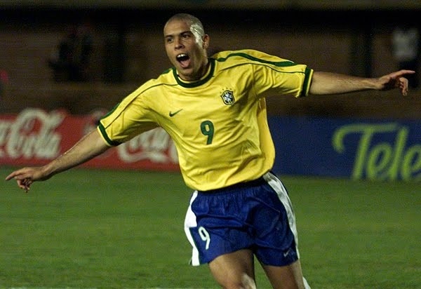 Rô béo bắt đầu sự nghiệp quần đùi áo số năm 1993 và kết thúc năm 2011. Sau 18 năm chơi bóng, Người ngoài hành tinh ghi 352 bàn/518 trận cho CLB và 62 bàn/98 trận ở đội tuyển Brazil. Trung bình mỗi trận, huyền thoại của Selecao ghi 0,672 bàn.