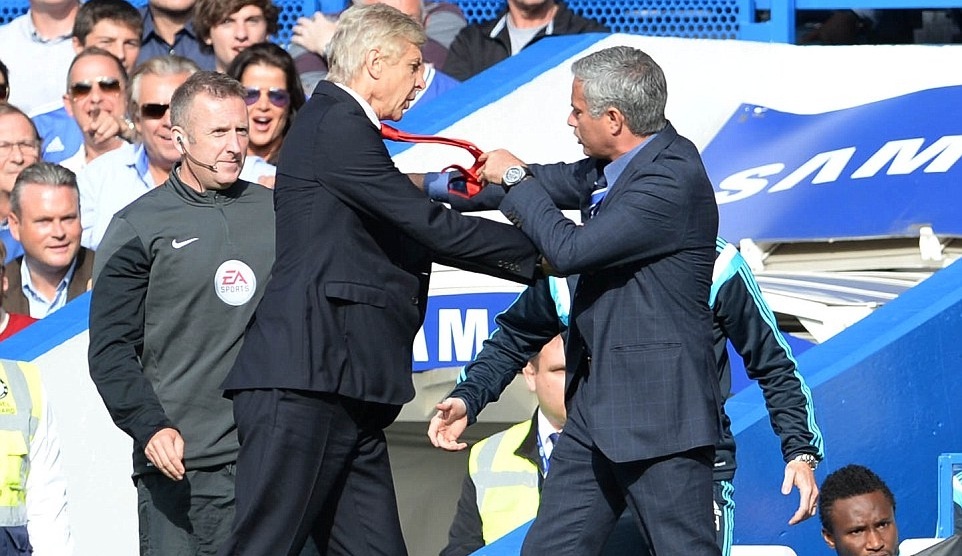 Mourinho va Wenger suyt danh nhau trong tran derby London hinh anh