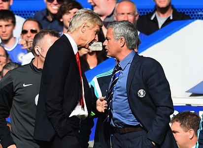Mourinho va Wenger dinh noi chuyen bang chan tay hinh anh