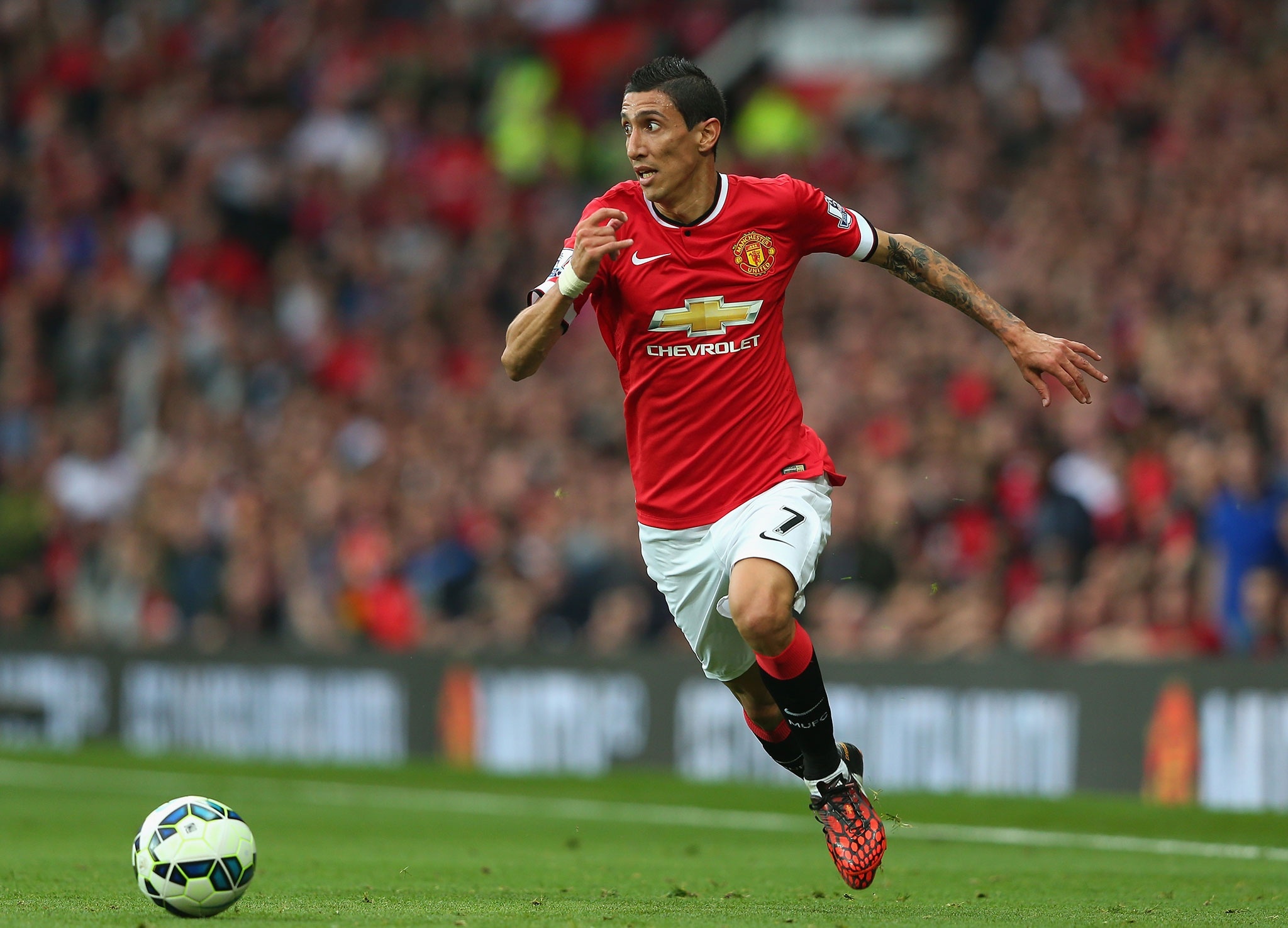 Di Maria hòa nhập cực tốt với môi trường thiên về thể lực của giải Ngoại hạng Anh. Tiền vệ người Argentina ghi 3 bàn, kiến tạo 3 lần và 16 lần mở ra cơ hội cho đồng đội chỉ sau 5 lần ra sân trong màu áo M.U. Nhờ màn trình diễn thuyết phục của “Thiên thần”, Quỷ đỏ đang hồi sinh mạnh mẽ sau sự khởi đầu tệ hại.