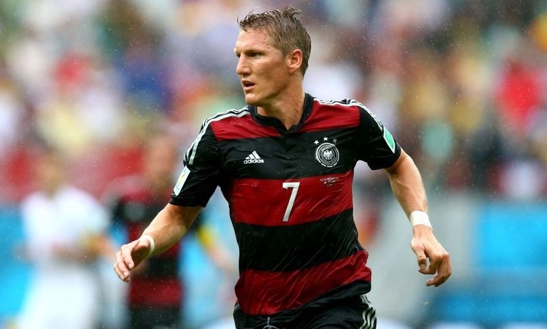 Schweinsteiger có lẽ là một trong những cầu thủ hay nhất ở vị trí của mình. Tiền vệ 30 tuổi là trụ cột ở cả đội tuyển Đức lẫn CLB Bayern Munich. Anh không chỉ hỗ trợ đắc lực cho hàng công bằng những đường chuyền quyết định mà còn là chỗ dựa cho hàng thủ nhờ những cú đánh chặn chính xác. Tại World Cup vừa qua, Schweni chơi rất thuyết phục và góp công lớn trong việc giúp tuyển Đức lần thứ 4 vô địch thế giới.