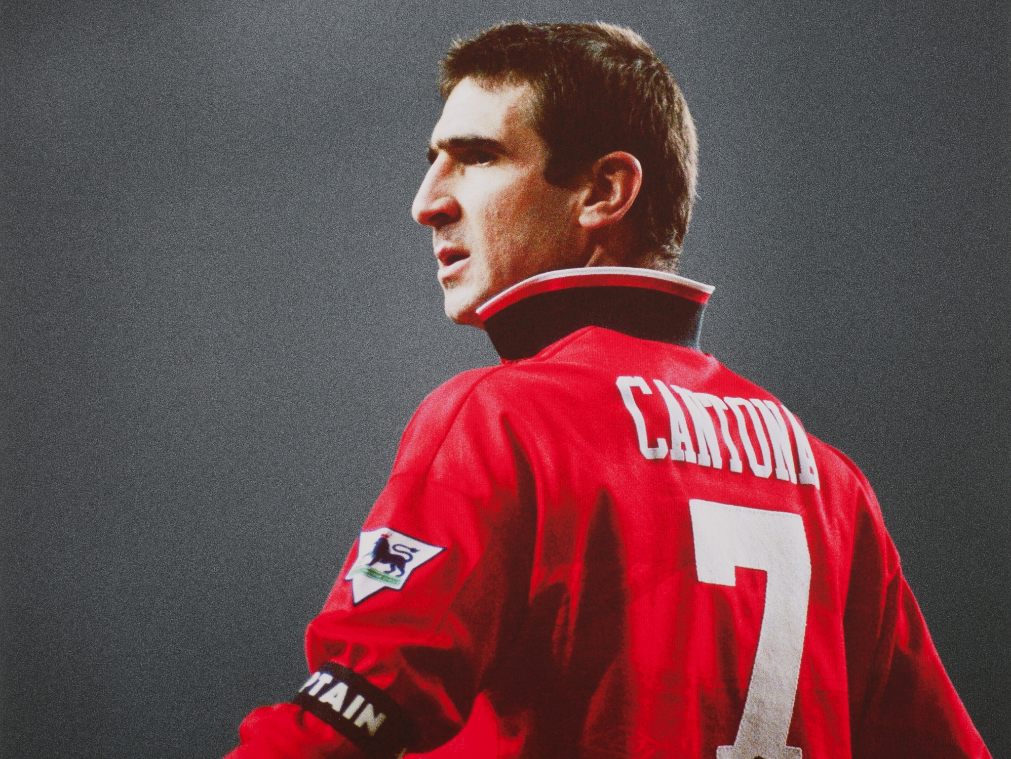 Cantona là cầu thủ quan trọng nhất của M.U trong những năm 1990 và hiện ông vẫn được tôn kính tại Old Trafford. Huyền thoại mang số 7 được các Manucian gọi với cái tên trìu mến “King Eric” nhằm tôn vinh những cống hiến của ông cho Quỷ đỏ. Sau 143 lần ra sân trong 5 năm phục vụ M.U, tiền đạo người Pháp ghi 64 bàn, giành 4 danh hiệu Premier League, 2 FA Cup và 3 Community Shield.