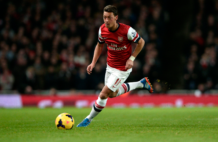 Oezil khởi đầu mùa giải mới với phong độ ấn tượng, khác hẳn với nửa sau mùa 2013/14. Tuyển thủ người Đức tỏ ra rất nguy hiểm với những pha bóng linh hoạt và chính xác. Sau 6 lần ra sân mùa này, Oezil tung ra 7 cú sút, ghi 1 bàn, kiến tạo 1 lần, mở ra cơ hội cho đồng đội 14 lần và tỷ lệ chuyền bóng chính xác đạt 88%.