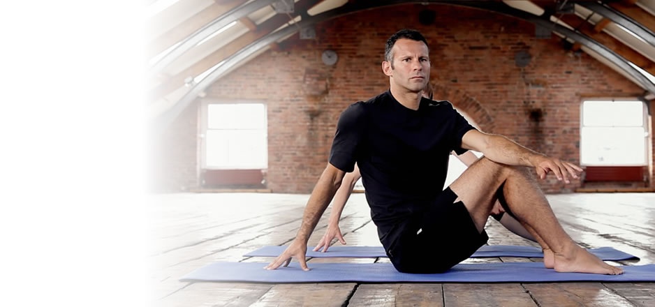 Ryan Giggs là biểu tượng của M.U khi có 963 lần khoác áo Quỷ đỏ và ghi được 168 bàn thắng. Vị trợ lý của HLV Van Gaal là một trong số ít cầu thủ thi đấu tới 40 tuổi trong bóng đá đỉnh cao. Nói về điều này, cựu tuyển thủ xứ Wales tiết lộ tập luyện yaga chính là bí quyết giúp anh kéo dài sự nghiệp thi đấu. Giggs thậm chí còn phát hành một đĩa DVD với tựa đề “Giggs fitness” với mục đích hướng dẫn mọi người nâng cao sức khỏe nhờ yoga.