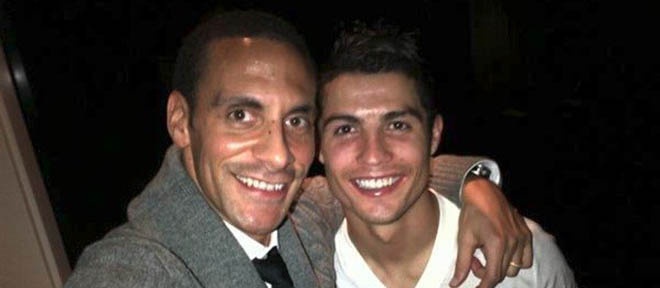 Rio Ferdinand từng là một trong những trung vệ đẳng cấp hàng đầu thế giới. Ngoài màn trình diễn ấn tượng trên sân cỏ, cựu trung vệ M.U còn có sở trường làm người khác người nghiêng ngả bởi những chiêu trò khác người của mình. Lão tướng người Anh rất thích trêu đùa đồng đội và bạn của mình. Rất nhiều lần Rio có những trò chơi khăm Gary Neville, Ashley Cole, Rooney và David Beckahm chỉ để mua vui cho những người khác.