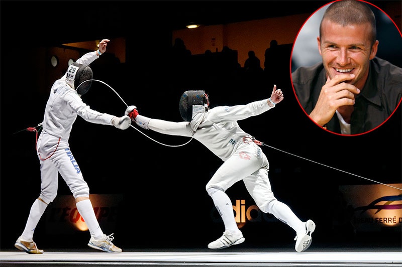 Sau khi chuyển sang đầu quân cho LA Galaxy năm 2007, David Beckham bỗng nhiên phát sinh một sở thích đặc biệt, đó là đấu kiếm. Theo một nguồn tin tiết lộ, cựu tiền vệ của CLB Man United và Real Madrid được những ngôi sao Hollywood là Tom Cruise và Will Smith hướng dẫn chơi môn thể thao độc đáo này. Sau đó, cựu tuyển thủ Anh cùng Will Smith thường xuyên tụ tập tập tại nhà của Cruise để trổ tài đấu kiếm.