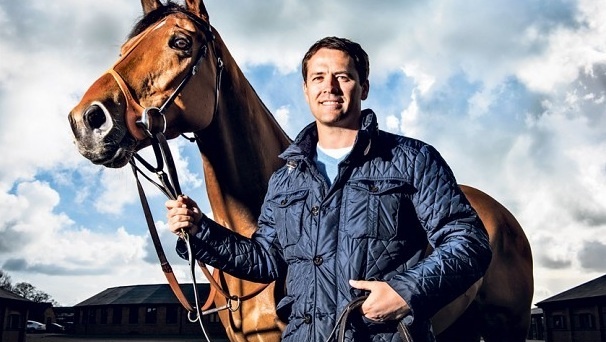 Thần đồng bóng đá Anh từng là nỗi khiếp đảm của các hàng thủ trong cuối những năm 1990 đầu những năm 2000. Không chỉ nổi tiếng trên sân cỏ, Owen còn là được biết đến là người đặc biệt yêu ngựa. Anh có thể dành rất nhiều thời gian để chăm sóc những chú ngựa cưng. Sau khi giã từ sự nghiệp bóng đá năm 2013, cựu danh thủ của Liverpool dành toàn bộ thời gian vào niềm đam mê thứ 2 của mình, sau bóng đá.