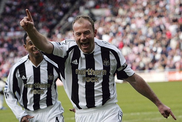 Shearer là một trong những chân sút đáng sợ nhất lịch sử Premier League với 260 lần sút tung lưới đối phương. Sau khi giúp Blackburn đăng quang chức vô địch năm 1995, Shearer chuyển sang khoác áo Newcatle với giá 15 triệu bảng - kỷ lục thế giới thời điểm đó. Cựu tiền đạo người Anh ghi 56 bàn thắng trên chấm penalty tại Premier League, nhiều hơn bất kỳ cầu thủ khác.