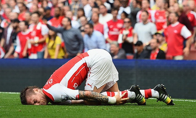 Tuyển thủ Pháp bị vỡ mắt cá trong cuộc đại chiến với Man City hôm 14/9. Với chấn thương này, hậu vệ 29 tuổi phải xem đồng đội thi đấu qua màn ảnh nhỏ khoảng 2 tháng.