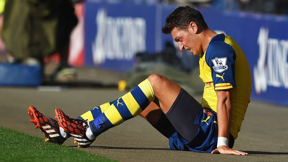 Trong lần tập trung cùng đội tuyển quốc gia Đức hôm qua, Oezil thấy đau đầu gối trái và yêu cầu được kiểm tra. Bộ phận y tế tuyển Đức xác nhận ngôi sao của Arsenal bị chấn thương dây chằng đầu gối và buộc phải nghỉ thi đấu khoảng 3 tháng.