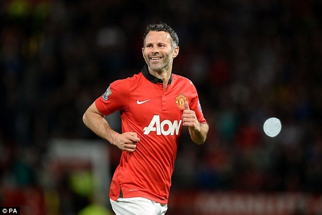 Giggs có tới 963 lần khoác áo M.U, giành 34 danh hiệu sau 24 mùa giải trước khi treo giày ở cuối mùa giải trước. 21 mùa bóng tại Premier League, cựu tuyển thủ xứ Wales ghi 109 bàn, đem lại cho Quỷ đỏ tới 13 danh hiệu. Mặc dù phong độ có phần sa sút trong những năm cuối sự nghiệp nhưng anh vẫn có tầm ảnh hưởng cực lớn trong phòng thay đồ tại Old Trafford.