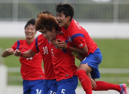 Lee Jung-Bin mo ty so cho U19 Han Quoc hinh anh