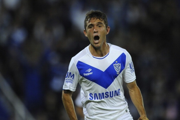 Tài năng trẻ chạy cánh người Argentina sở hữu lối chơi kỹ thuật và tốc độ khá giống Messi. Từng là mục tiêu theo đuổi của Man City và Barcelona, song Allione lại gây sốc khi gia nhập Palmeiras theo bản hợp đồng 5 năm từ Velez Sarsfield. Năm 2013, anh là một trong số những thành viên giúp Velez Sarsfield đăng quang ngôi vô địch Argentina.